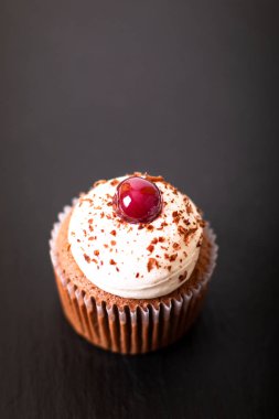 Tatlı ev yapımı siyah orman keki bir tabakta siyah arduvaz taş kopya alanı ile Konfeksiyon