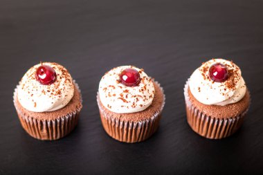 Tatlı ev yapımı siyah orman keki bir tabakta siyah arduvaz taş kopya alanı ile Konfeksiyon