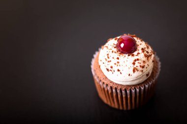 Tatlı ev yapımı siyah orman keki bir tabakta siyah arduvaz taş kopya alanı ile Konfeksiyon