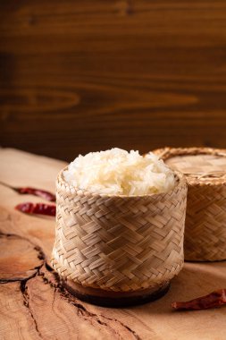 Asya Tayland Gıda yapışkan veya yapışkan pirinç bambu hasır kopya alanı ile ahşap arka plan üzerinde