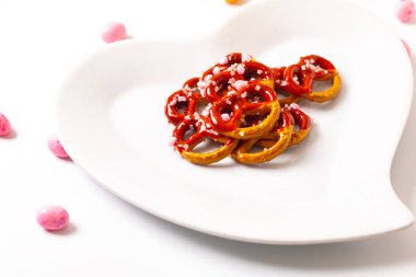 Kopya alanı beyaz zemin üzerine çubuk kraker DIP seramik kalp şekli tabak içinde çikolata Sevgililer için fikir davranır