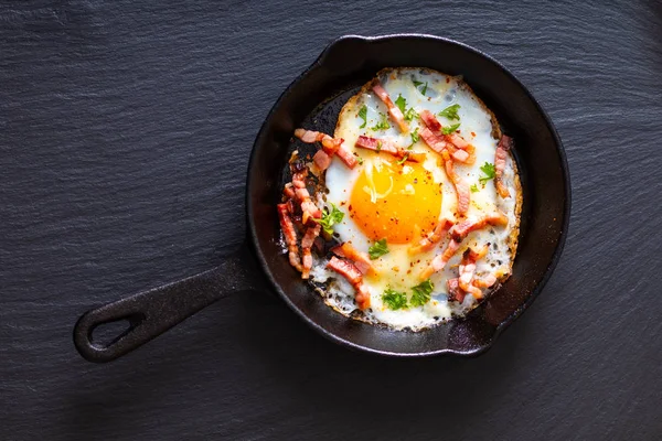 Concepto Alimenticio Huevo Frito Tocino Queso Sartén Hierro Fundido Con — Foto de Stock