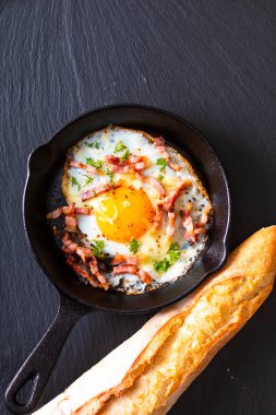 Gıda kavramı kopya alanı ile dökme demir tavada kızarmış yumurta ve peynir pastırma