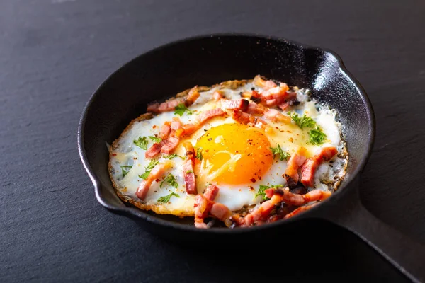 Concepto Alimenticio Huevo Frito Tocino Queso Sartén Hierro Fundido Con — Foto de Stock