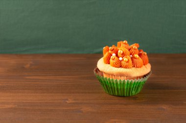 Ev yapımı Gıda Tay buz çay cupcake ahşap tahta ve kopya alanı ile yeşil arka plan