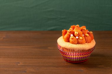 Ev yapımı Gıda Tay buz çay cupcake ahşap tahta ve kopya alanı ile yeşil arka plan