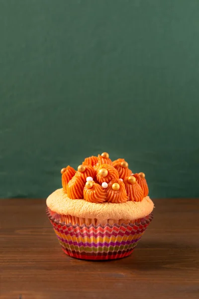 Hausgemachtes Essen Thai Eistee Cupcake Auf Holzbrett Und Grünem Hintergrund — Stockfoto