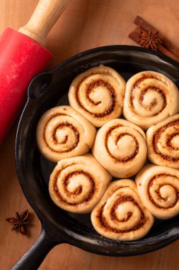 Kopya alanı ile tava dökme demir tavada gıda kavramı kabarık hamur ev yapımı tarçın rulo fırında önce yükseltilmiş