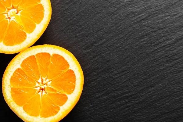 Concepto alimenticio orgánico Naranja o pomelo caña de fruta cortada en negro sl — Foto de Stock