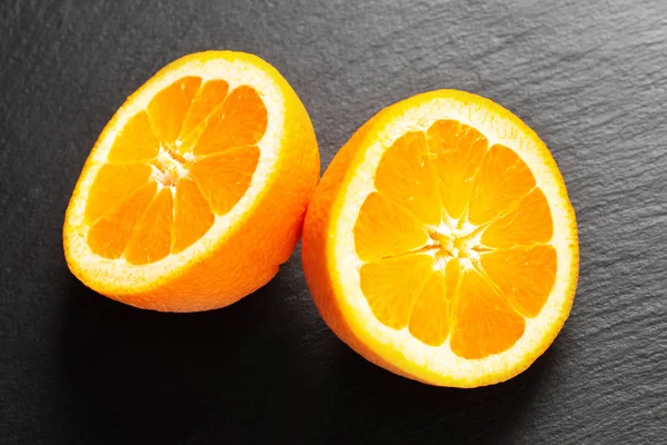 Concepto alimenticio orgánico Naranja o pomelo caña de fruta cortada en negro sl — Foto de Stock