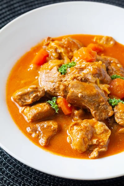 Concepto de comida estofado de ternera clásica francesa marengo de veau en blanco c — Foto de Stock