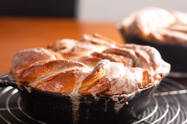 Ev yapımı tarçın rulo B örgülü gıda fırın kavramı taze pişmiş