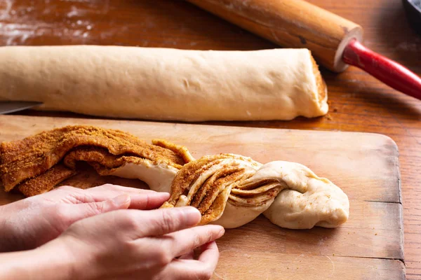 Concepto de panadería de alimentos haciendo pan dought para canela Roll Braide —  Fotos de Stock