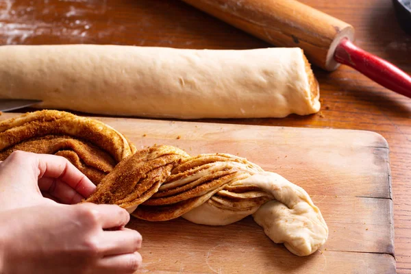 Koncepcja piekarnia żywności co cieście chleb dla Cinnamon Roll Braide — Zdjęcie stockowe
