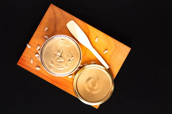 Концепция здорового питания: домашнее подсолнечное масло в стеклянной банке — стоковое фото