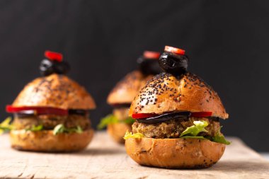 Sağlıklı gıda kavramı ahşap tahta üzerinde ev yapımı Mini Hamburgerler Wi