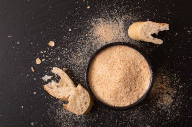 Gıda maddeleri siyah seramik ev yapımı organik ekmek kırıntıları 