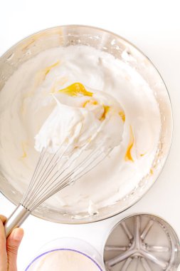 Fırın kavramı çırpılmış yumurta ev için malzemelerle karıştırın