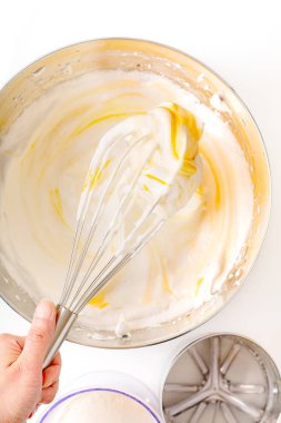 Fırın kavramı çırpılmış yumurta ev için malzemelerle karıştırın