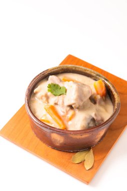 Klasik Fransız gıda konsepti Blanquette de Veau veya Beyaz Şarap Soslu Dana eti kopya alanı ile el yapımı seramik fincan