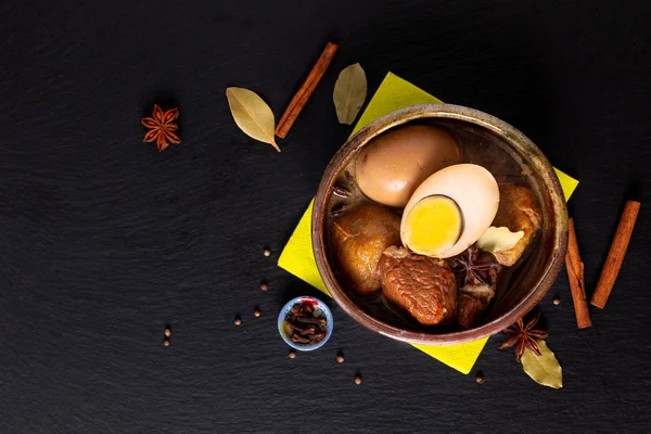 Conceito de comida Cozinha tailandesa barriga de porco e ovo com cinco especiarias Fra — Fotografia de Stock