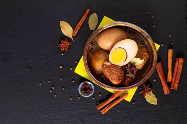 Conceito de comida Cozinha tailandesa barriga de porco e ovo com cinco especiarias Fra — Fotografia de Stock