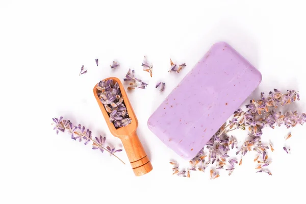 Handgemaakte biologische lavendel zeep met gedroogde biologische lavendel op WH — Stockfoto