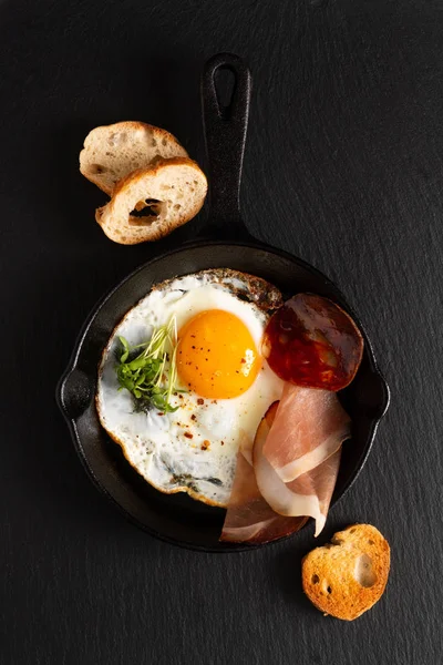 Alimentos concepto de desayuno huevo frito en sartén de hierro sartén con lino s — Foto de Stock