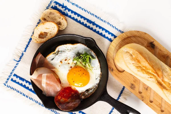 Alimentos concepto de desayuno huevo frito en sartén de hierro sartén con lino s — Foto de Stock
