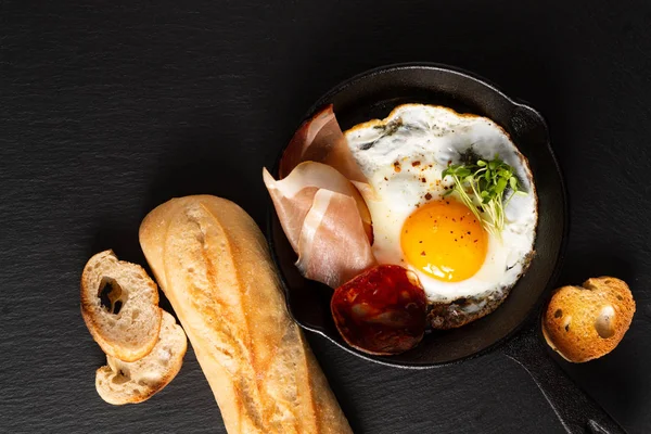Alimentos concepto de desayuno huevo frito en sartén de hierro sartén con lino s — Foto de Stock