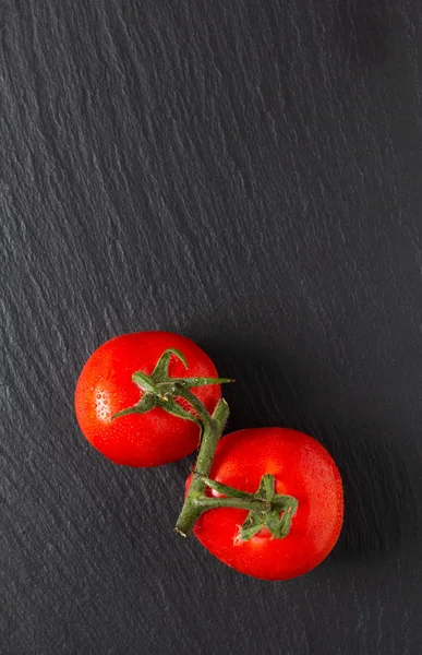 食品概念有机番茄在黑色石板板与复制温泉 — 图库照片