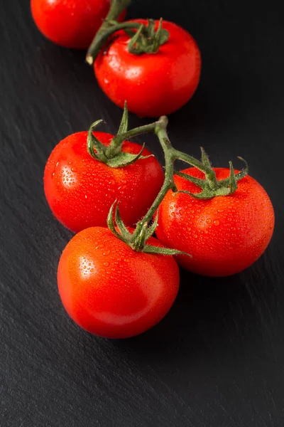 Concetto di cibo pomodori biologici su lavagna nera con copy spa — Foto Stock