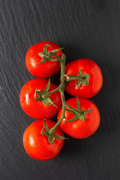 Concetto di cibo pomodori biologici su lavagna nera con copy spa — Foto Stock