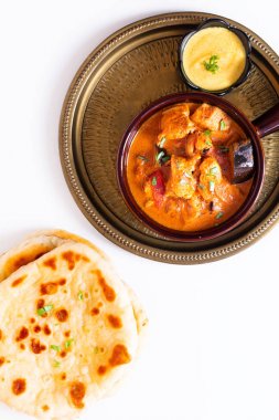Gıda kavramı ev yapımı Tandoori Tavuk Masala köri naan br ile