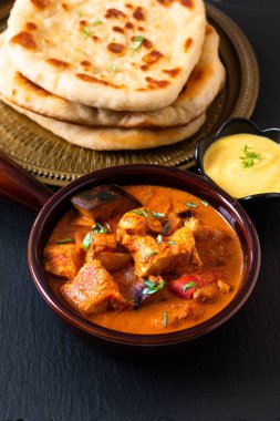 Gıda kavramı ev yapımı Tandoori Tavuk Masala köri naan br ile