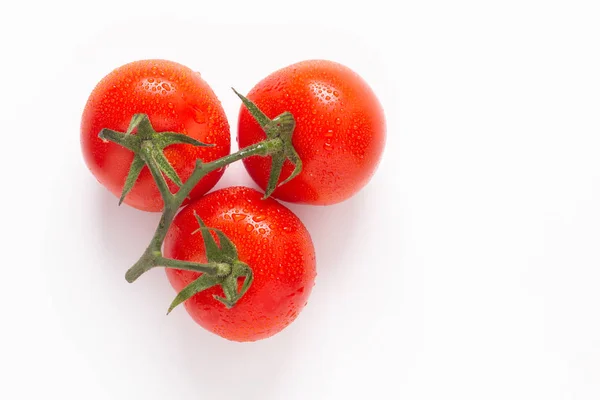 Concetto alimentare pomodori biologici isolati su bianco con spazio copia — Foto Stock
