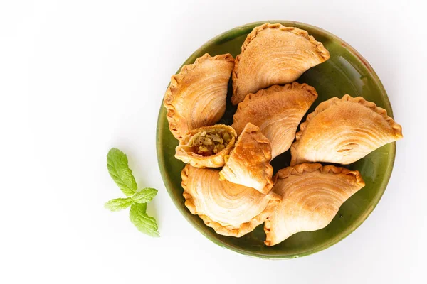 Güney Doğu Asya kökenli gıda kavramı ev yapımı tavuk Curry Puffs