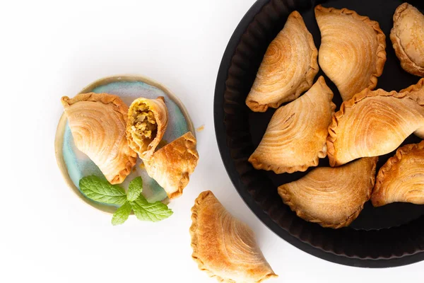 Güney Doğu Asya kökenli gıda kavramı ev yapımı tavuk Curry Puffs