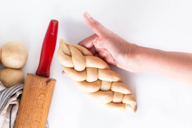 Ev yapımı gıda kavramı süreci örgü ekmek örgü challah hamur