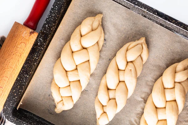 Концепция домашней пищи процесс плетения хлеба косы хала тесто — стоковое фото