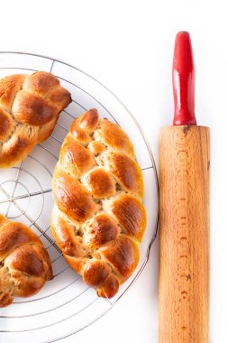 W ev yapımı gıda kavramı taze pişmiş ekmek örgü challah hamur