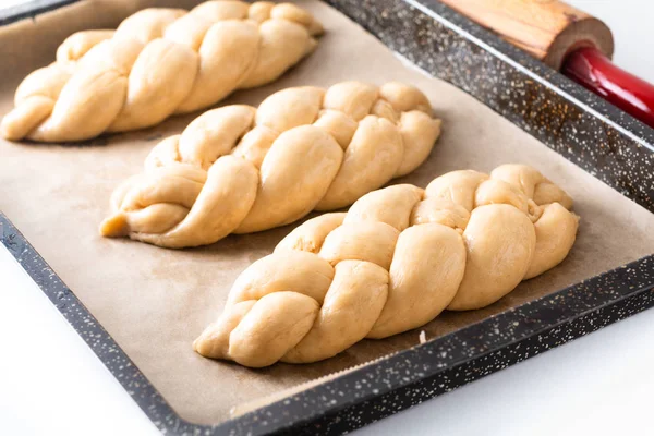 El proceso casero del concepto de la comida probó la masa de jalá de la trenza del pan o —  Fotos de Stock