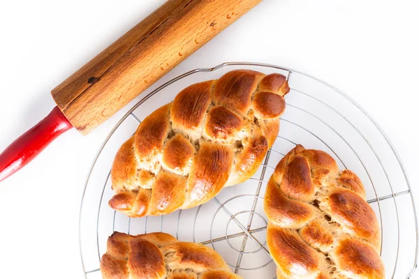 W ev yapımı gıda kavramı taze pişmiş ekmek örgü challah hamur