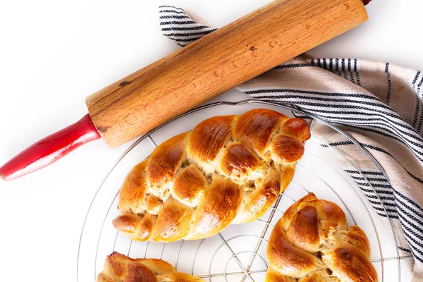 W ev yapımı gıda kavramı taze pişmiş ekmek örgü challah hamur