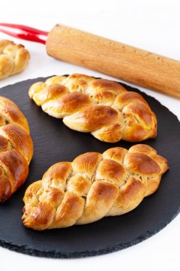 Ev yapımı gıda kavramı taze pişmiş ekmek örgü Challah hamur üzerinde b