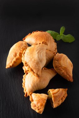 Güney Doğu Asya kökenli gıda kavramı ev yapımı tavuk Curry Puffs