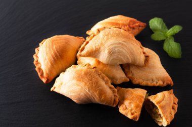 Güney Doğu Asya kökenli gıda kavramı ev yapımı tavuk Curry Puffs