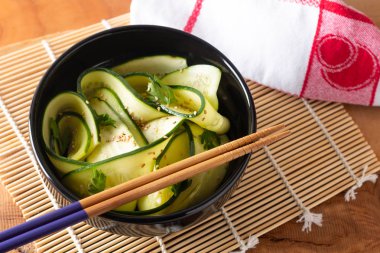 Soya soslu Sağlıklı Gıda konsepti Salatalık Salatası ve Susam Dr