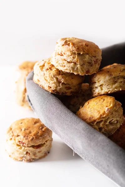 Gıda kavramı Taze pişmiş Ev yapımı tereyağlı, tuzlu Jambon ve peynir 