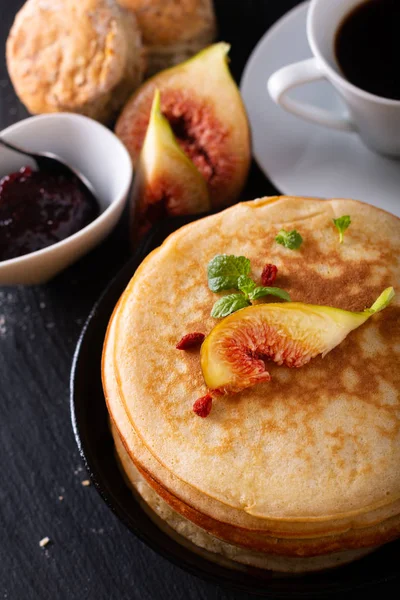 Концепция продуктов Домашние органические блинчики стек с инжиром завтрак — стоковое фото